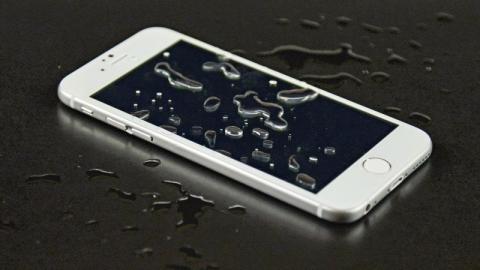immagine di un i-Phone 7 bagnato d'acqua