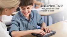 Foto di una persona che scrive conBraillenote Touch